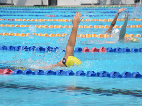 kids swimming